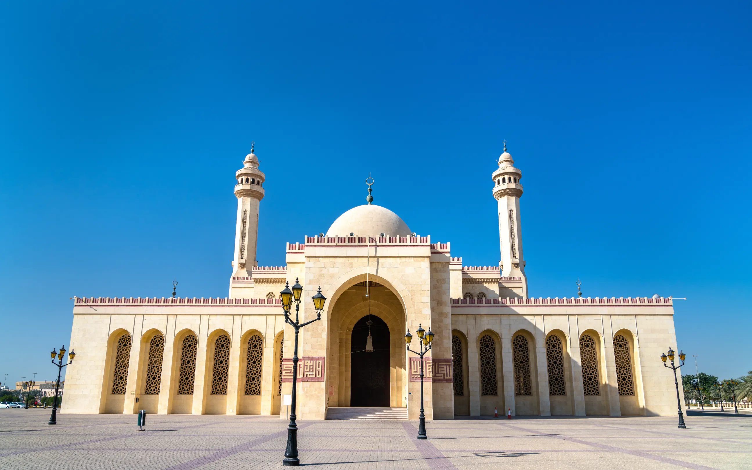 al fateh grand mosque in manama the capital of bahrain