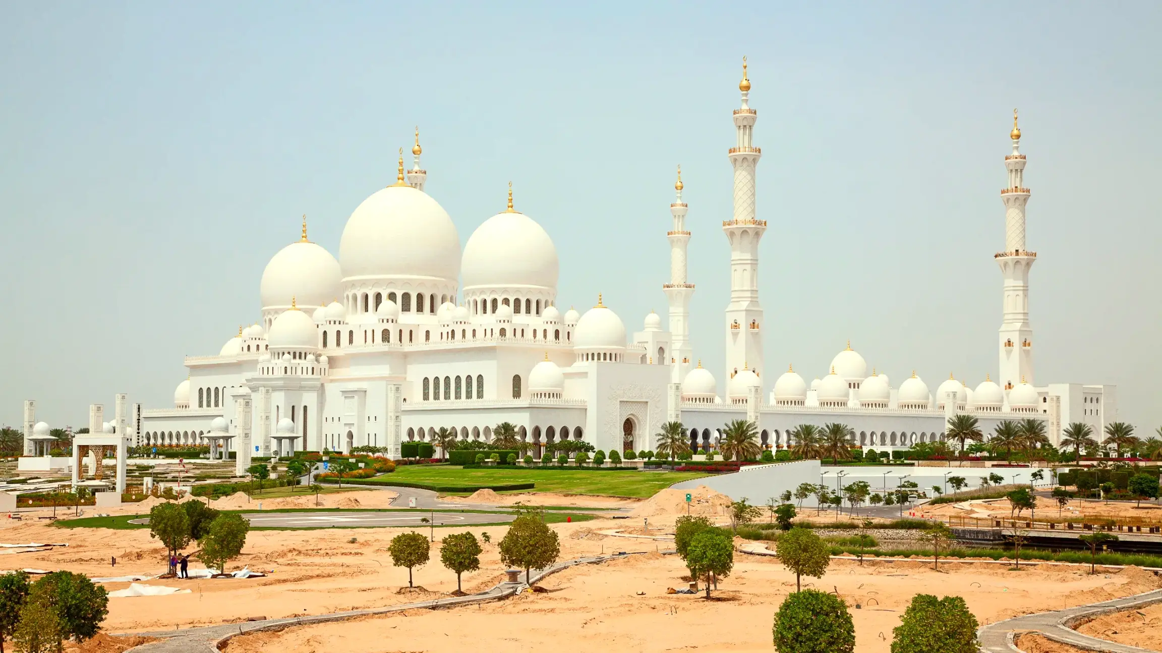 sheikh zayed mosque in abu dhabi united arab emirates