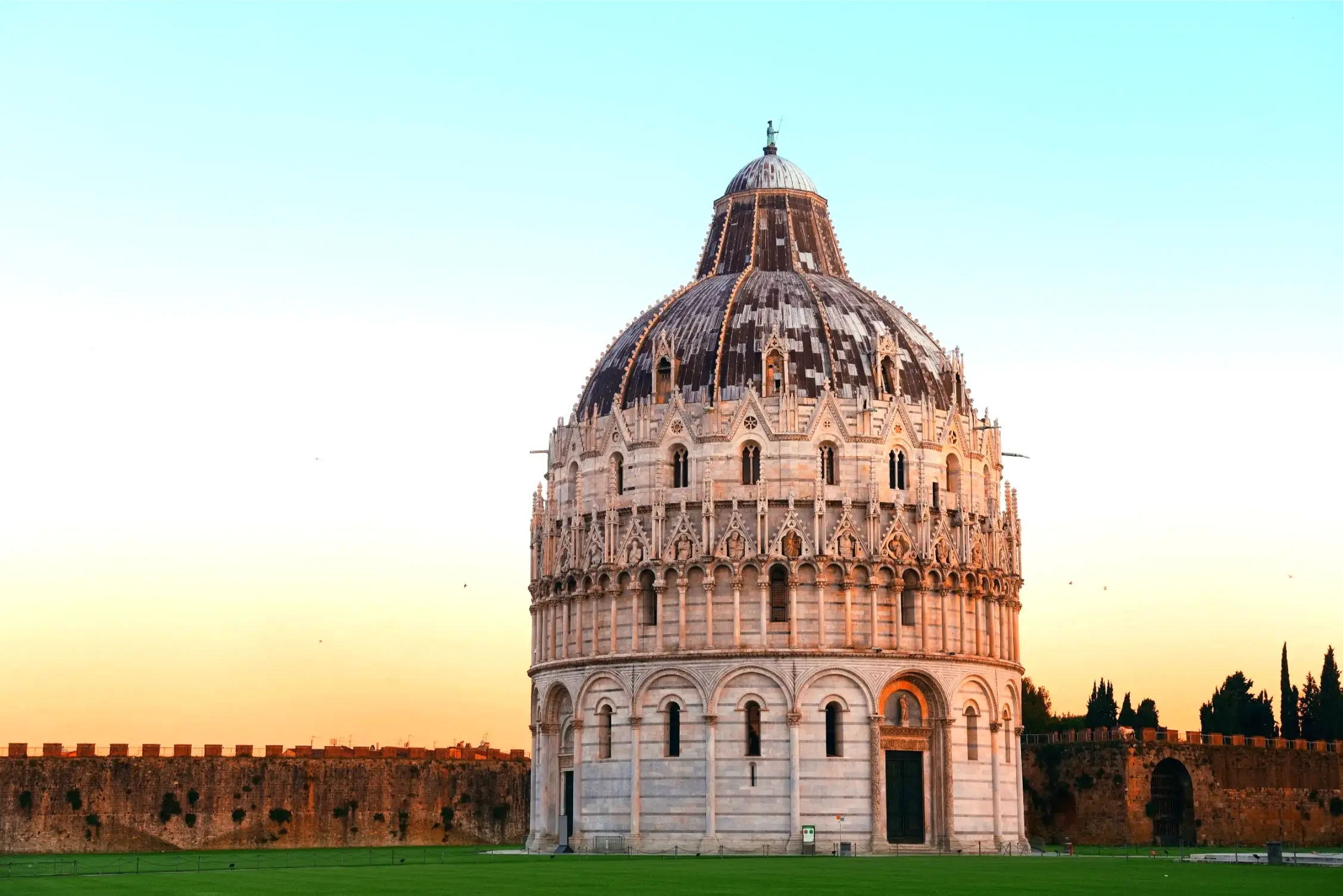 the pisa piazza dei miracoli church in italy
