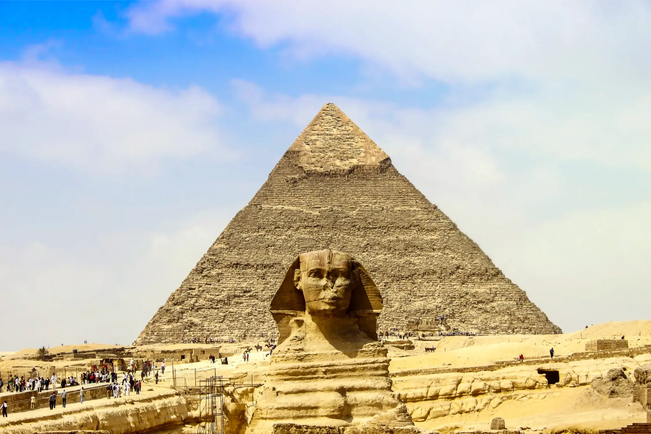 the sphinx and the great pyramid in the egypt